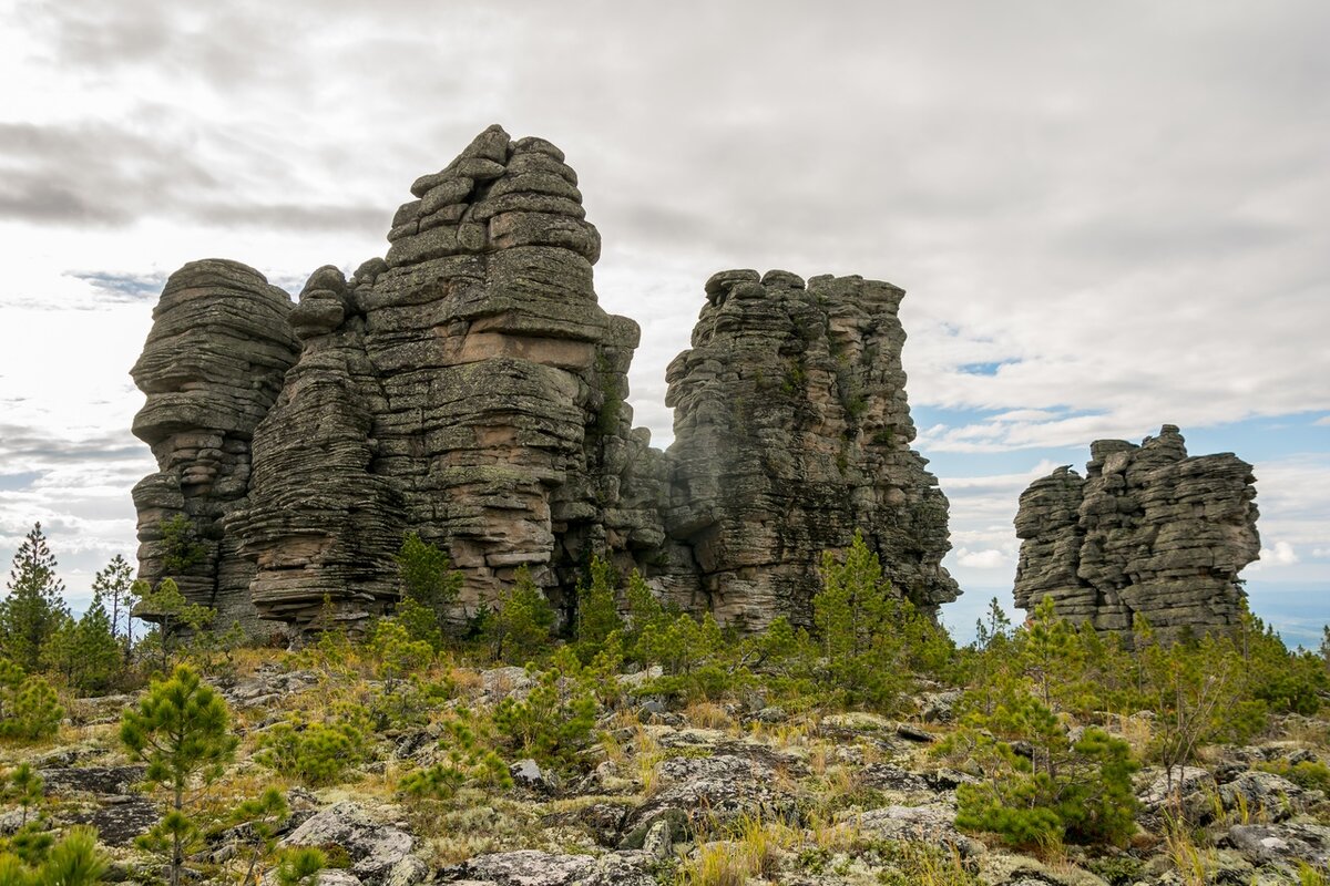 Кутурчинское Белогорье (Манские столбы), Красноярский край. Фото из Яндекс картинок.