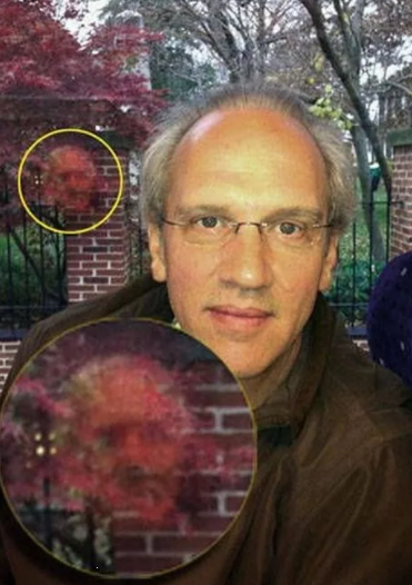 На заднем плане мужчина увидел очертания похожее на его недавно умершего отца.
