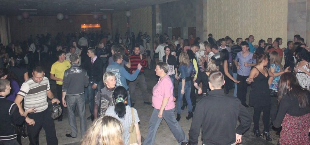 Обычная поселковая дискотека конца 90-х, начала 00-ых.