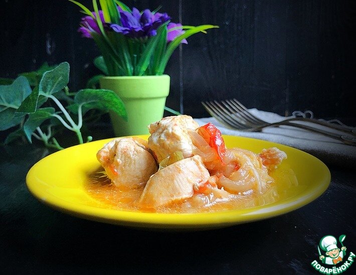 Нежная, вкусная курочка с ароматной овощной подливой.