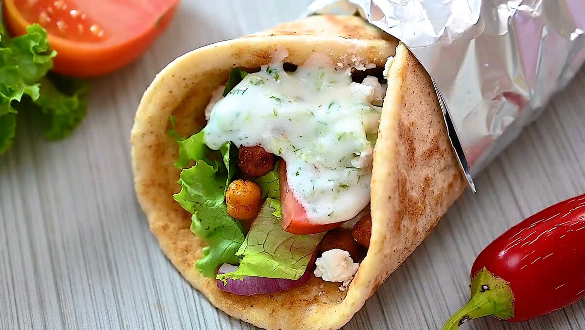 Сегодня готовим, а точнее собираем, сытную и невероятно вкусную домашнюю шаурму в греческом стиле под ароматным белым соусом цацики. Привлеките к кулинарному процессу детей и вы отлично и с пользой проведете время вместе! Фото: cooktoria.com