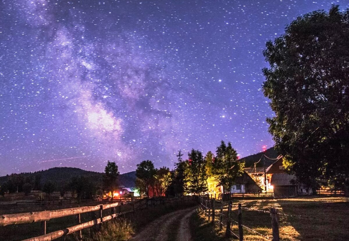 Звезды над россией. Ночное небо в деревне. Звездное небо. Ночь в деревне. Млечный путь.