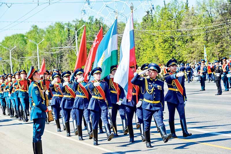 Строевым шагом по проспекту Октября прошли более 1,4 тыс. военнослужащих воинских частей Уфимского гарнизона, сотрудников учреждений силовых структур, расположенных в Уфе, курсантов, кадетов, юнармейцев, а также ветеранов боевых действий и Военно-морского флота. // Фото Альберта ЗАГИРОВА.