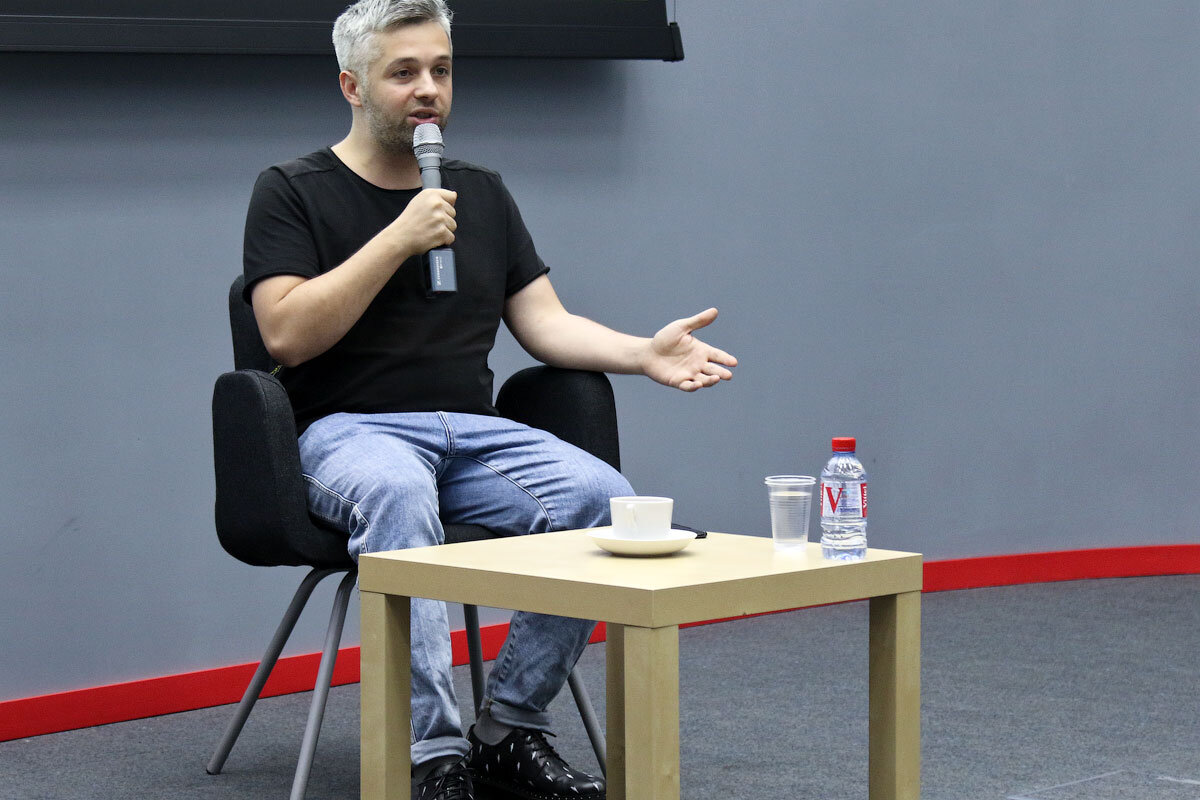 Константин Майер (Команда КВН ГУУ). 
Написал: Физрук, Толя-Робот, Я худею, Огонь 