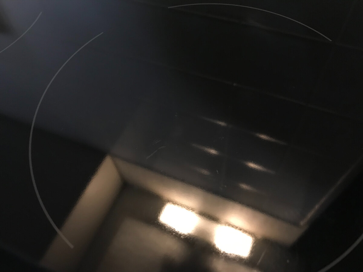 Здесь видно небольшую царапинку