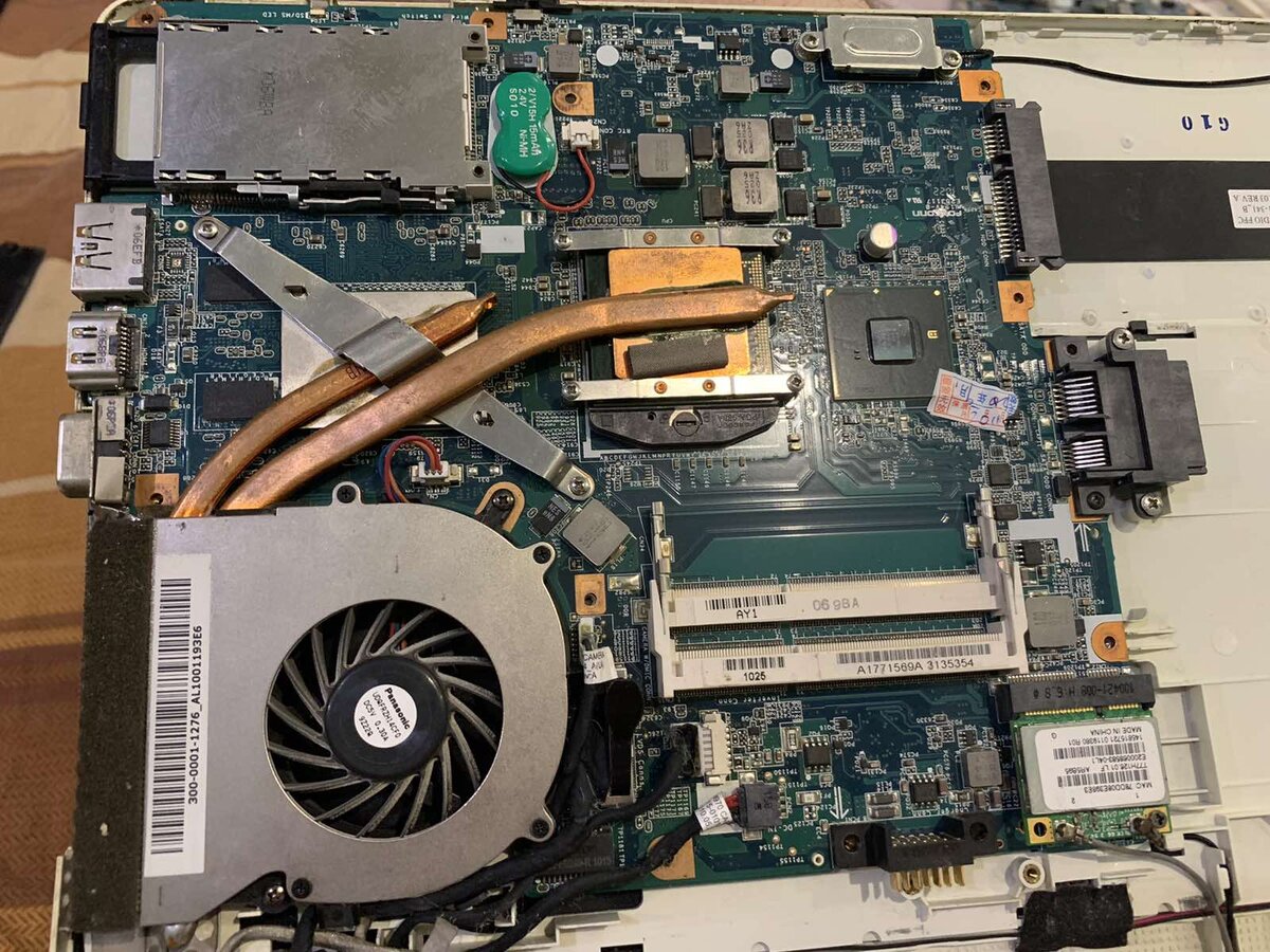 под крышкой поддона.... 