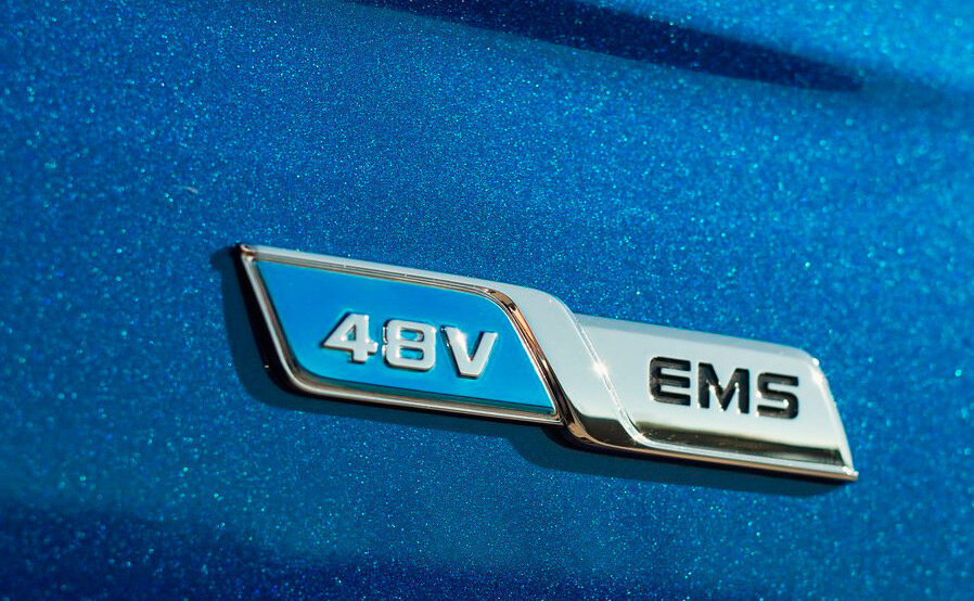 Значок "мягкого гибрида" на Geely Atlas Pro
