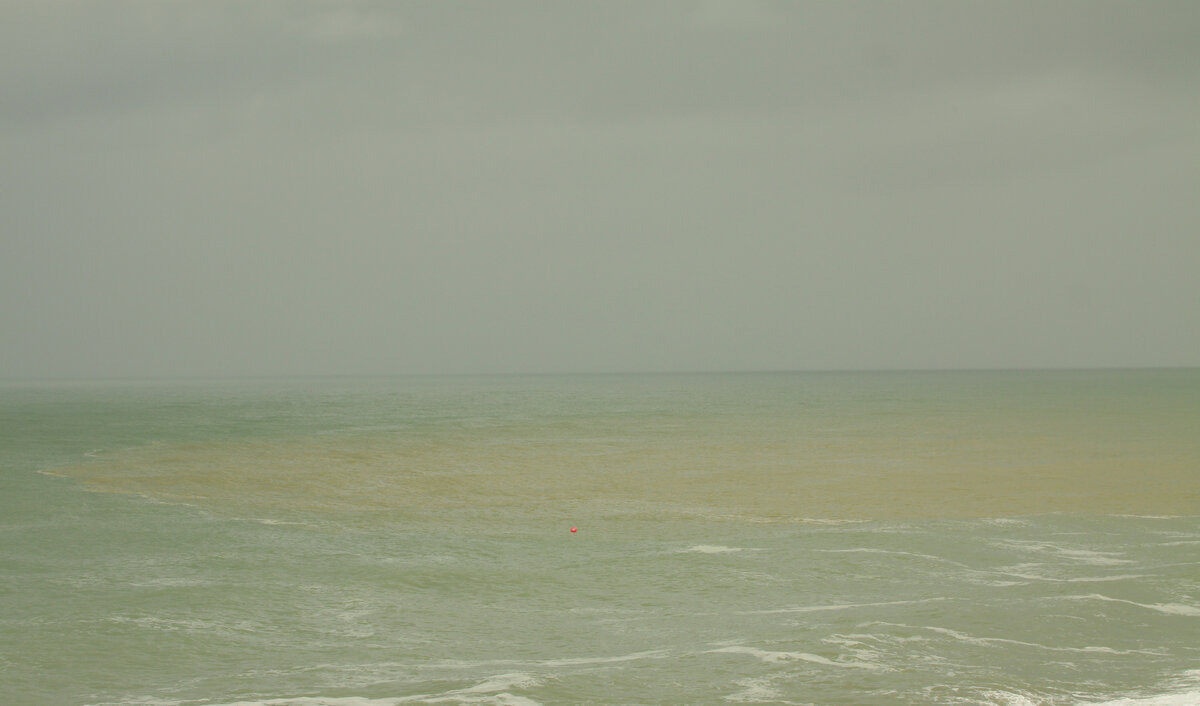 Желтая полоса на зеленой воде - как растекающееся по воздуху облако хлора