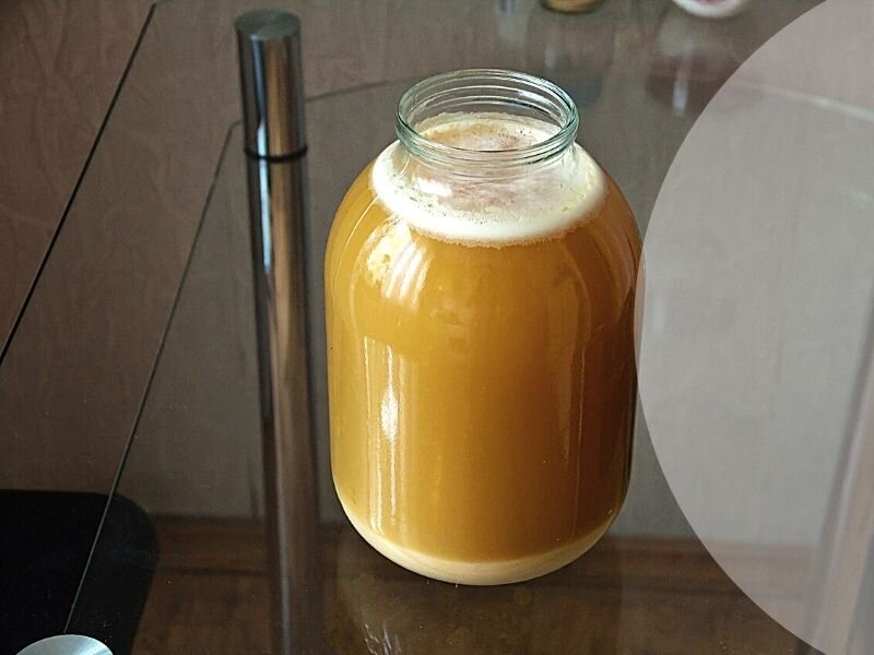 Когда наступает жара я ежедневно готовлю напитки, которые хорошо утоляют жажду. Моя семья отдает предпочтение ароматному холодному квасу. Чаще всего делаю квас "по-астрахански". Такой газированный напиток готовится быстро - 5-6 часов.
