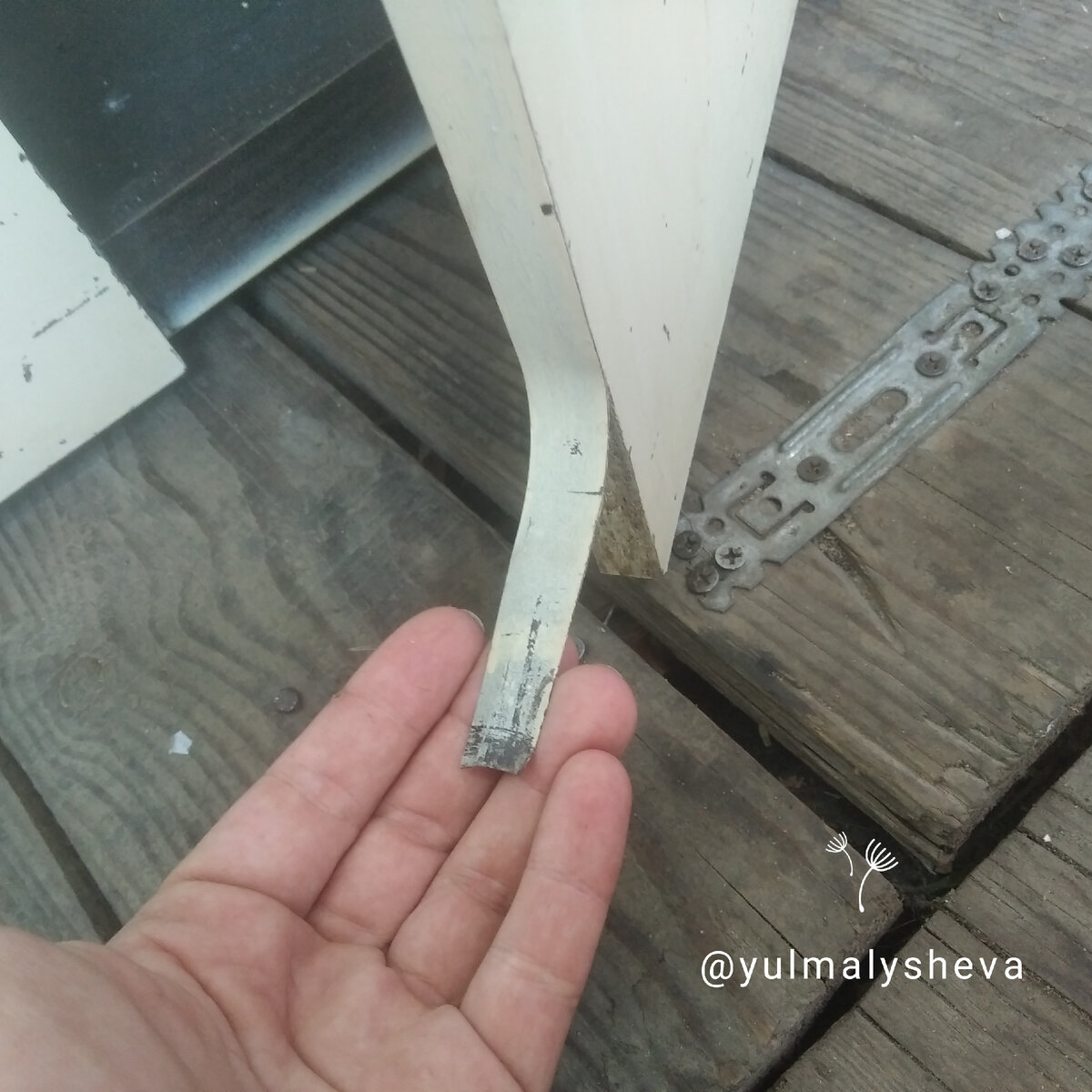 Сначала клею все, что пытается отвалиться 