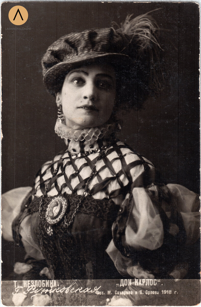 Актриса Брониславна Ивановна Рутковская (Велижева) в роли принцессы Эболи в постановке поэмы "Дон Карлос" Ф. Шиллера на сцене Театра Незлобина. Фотооткрытка, 1918 г. Из собрания Lamanova.Online и Виртуального музея Н.Ламановой.