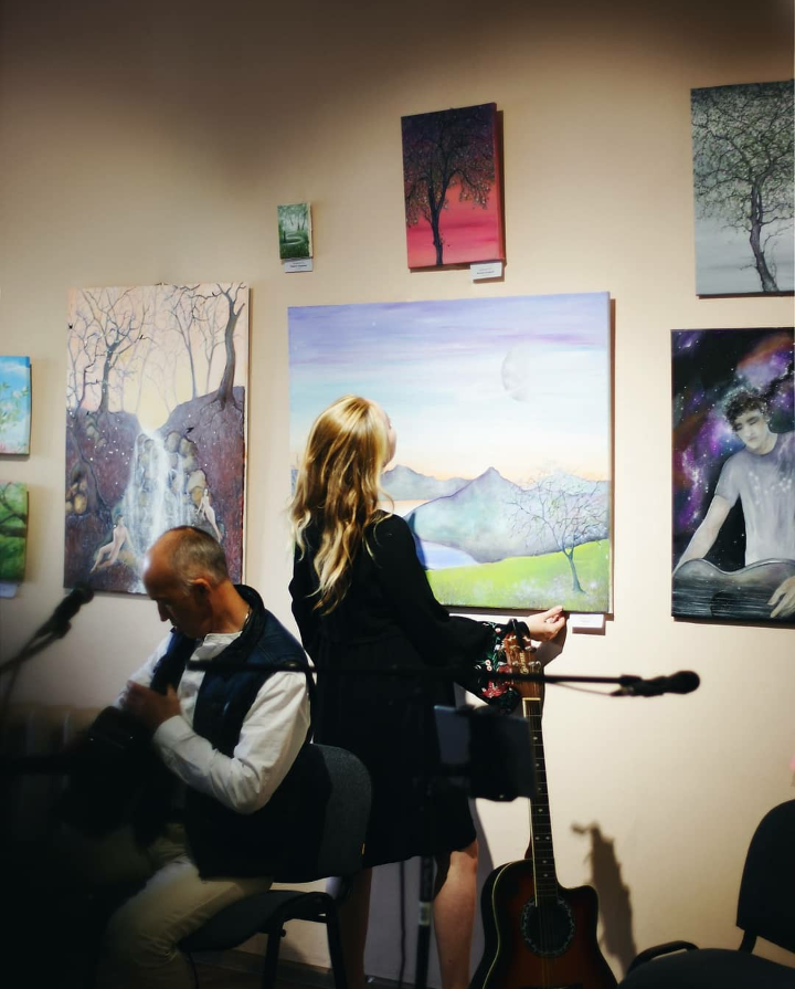 На фото: я и мои картины на выставке.#предназначение #как быть счастливым #как найти себя #путь сердца #самореализация #саморазвитие и самопознание #успех и мотивация #дело жизни 