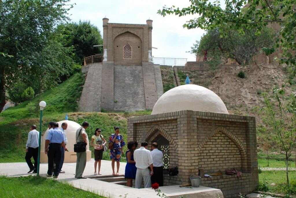 родник со святой водой, наверху мавзолей.