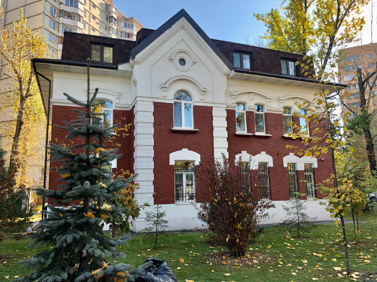 Модерновое здание на фоне современных высоток. Этот дом строился для проживания младшего персонала - стрелочников, сцепщиков и др. (фото автора) 