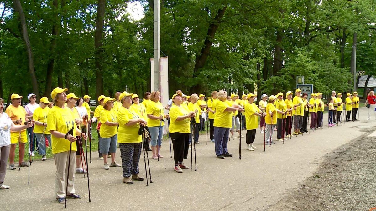 Любители заниматься скандинавской ходьбой