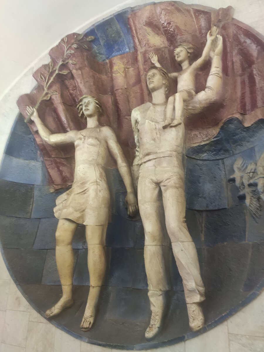 Скульптура на станции метро полянка