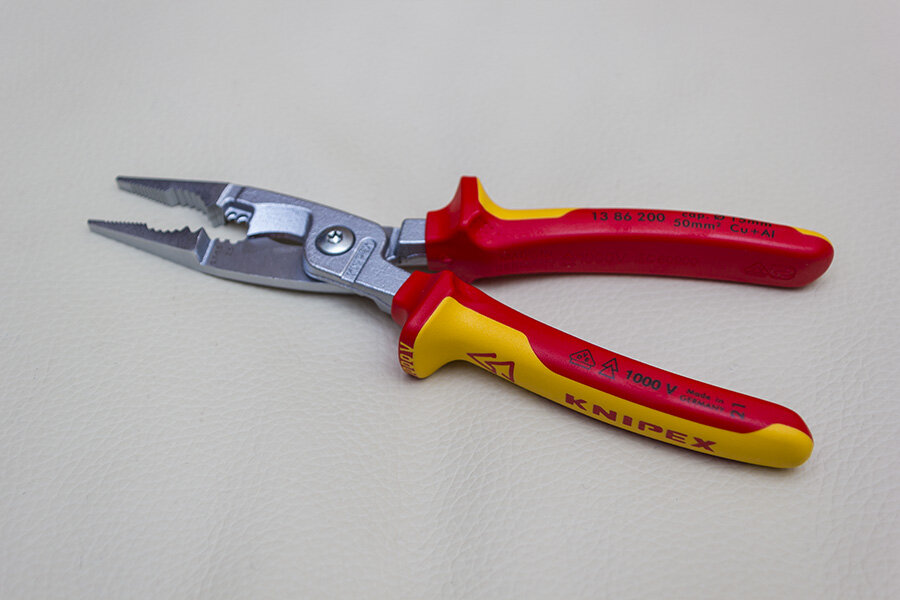 Электромонтажные клещи Knipex 13 86 200 SB. (Источник: фото автора)