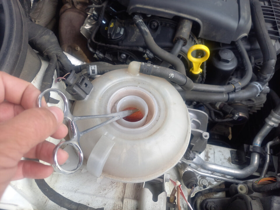 Пакетик с гранулами легко достать пинцетом или пассатижами