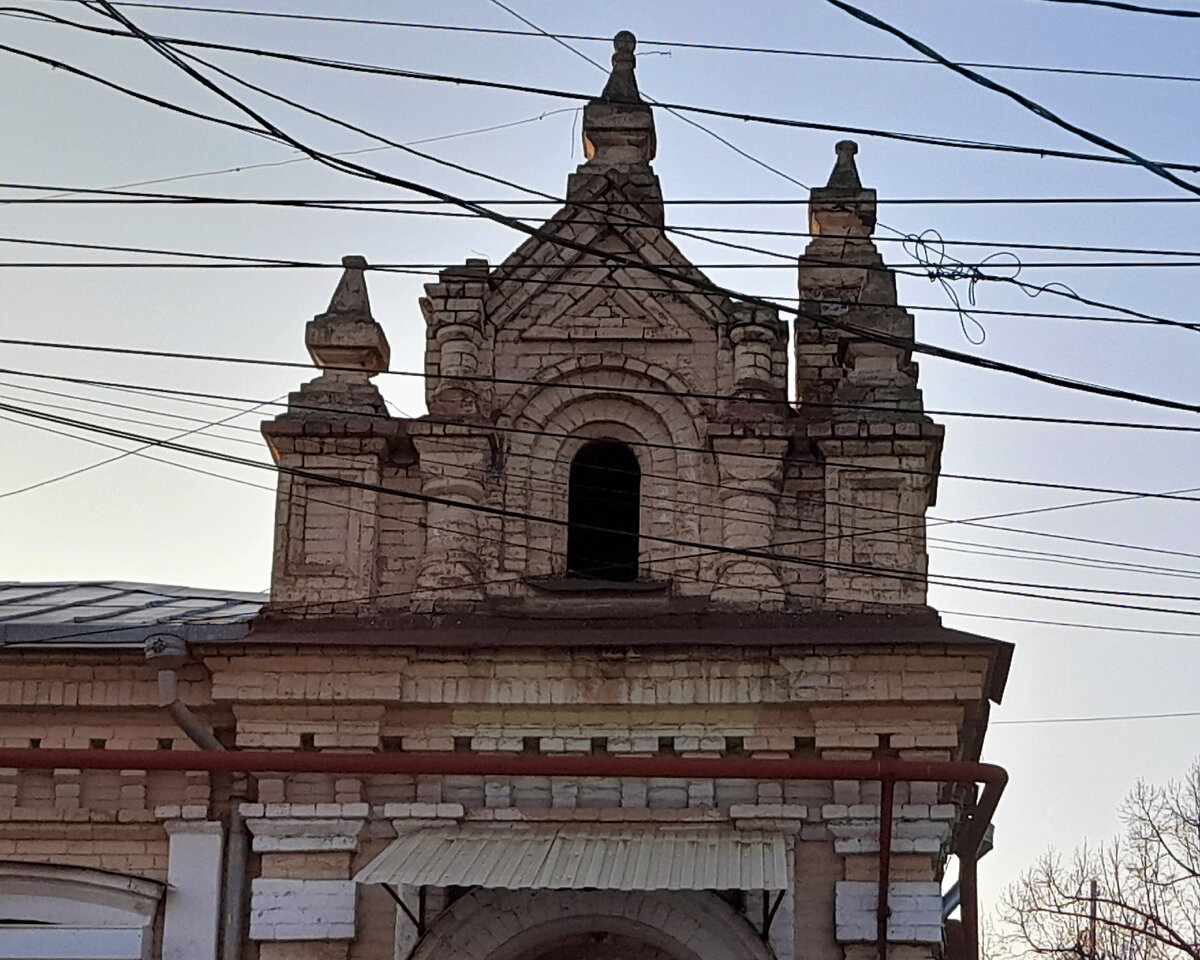 "Архитектурные излишества" на одном из старых домов Краснодара. Фото автора.