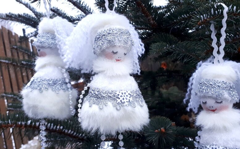 Куколки-снежинки для украшения елочки или их можно использовать как домашний декор.Мастер класс.