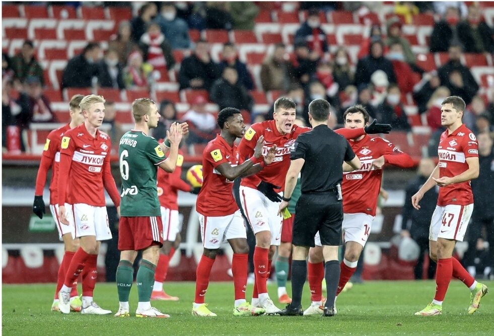 Футболисты "Спартака" предъявляют претензии судье Ивану Сиденкову. Фото spartak.com