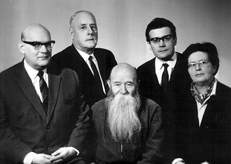 Поршнев и его сторонники (слева направо): Борис Поршнев, Александр Машковец, Пётр Смолин, Дмитрий Баянов и Мария Кофман (1968 год). Автор: неизвестен - http://www.cryptozoonews.com/russians-icon/, Добросовестное использование, https://ru.wikipedia.org/w/index.php?curid=8859120