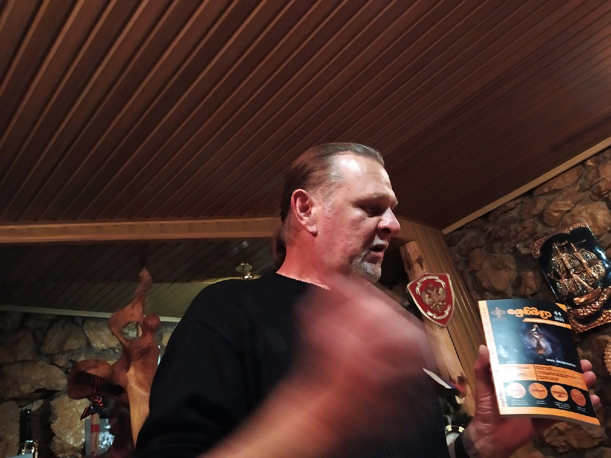 Валерий Гаевский как всегда энергично проводит презентацию фэнзина. 
(с) Фото: Н. Остапцов