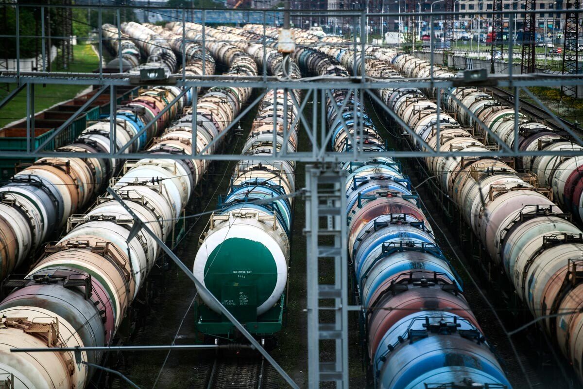 Железнодорожные вагоны-цистерны для перевозки нефти и топлива на железнодорожной грузовой станции "Яничкино" в подмосковных Котельниках. Евгений Одиноков/ Sputnik