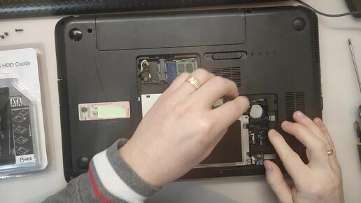 Устанавливаю твердотельный SSD и жесткий HDD диски в один ноутбук. Показываю, куда установить Windows