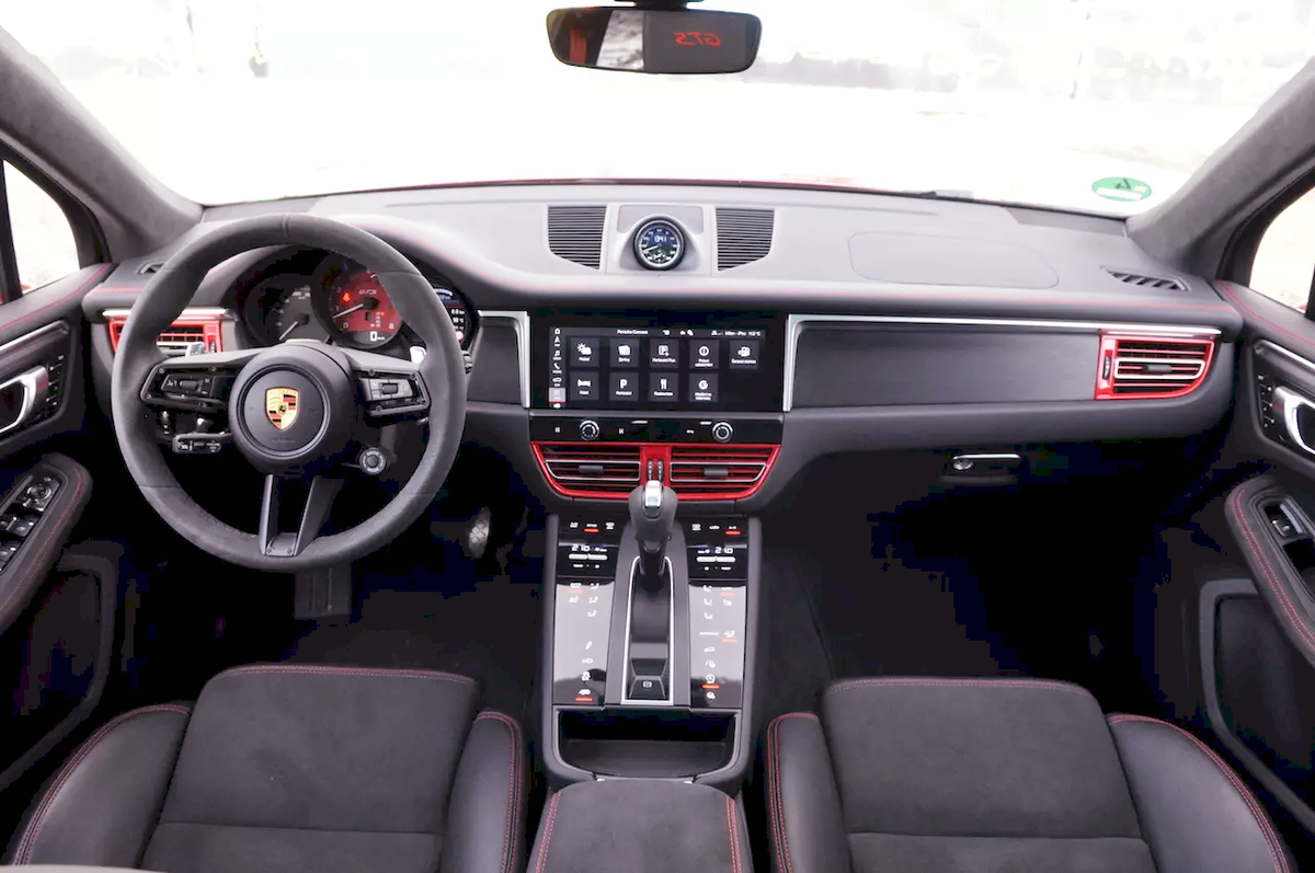 Аналоговые приборы и достаточная информация для водителя, включая температуру масла в двигателе или трансмиссии.