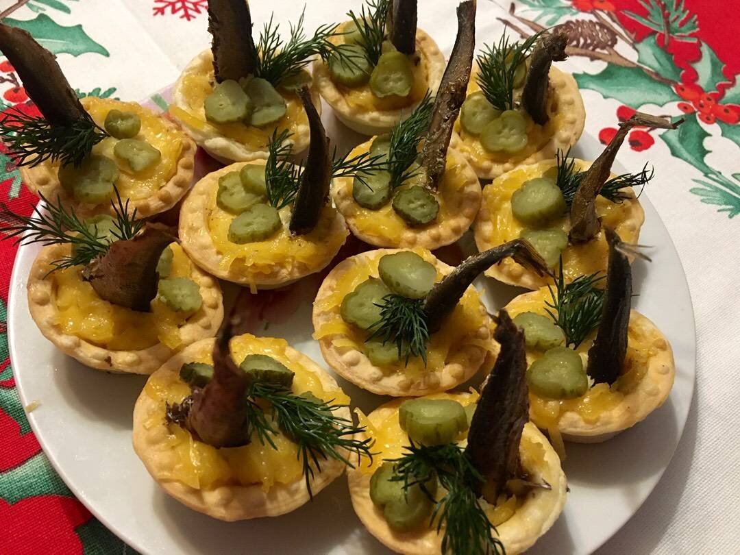 Шпроты в тарталетках. Новогодние закуски со шпротами. Тарталетки со шпротами. Бутерброды на праздничный стол. Украшение тарталеток.