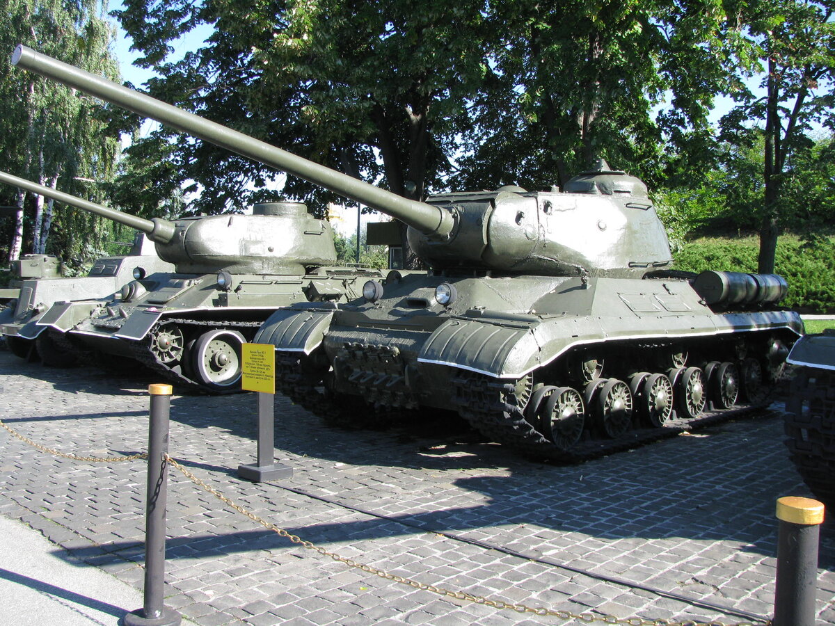 В контурах тяжелого танка «ИС-1» (по табличке, потому и пишу его обозначение в кавычках) угадываются родовые черты «предков», тяжелых танков КВ («Клим Ворошилов»), но эта машина получила свое собственное лицо – весьма запоминающееся. На ИС-2 бронеплиты лобовой части корпуса уже с увеличенными углами наклона. Они не только создают этот запоминающийся стремительный силуэт, но и повышают живучесть танка. Но служить в нем было вряд ли легко – вспоминаются слова механика-водителя из замечательного художественного фильма «Освобождение»: «…дураки говорят, что пекла нет!». Действительно, оно есть, но не где-то в потустороннем мире, а тут, в танке…