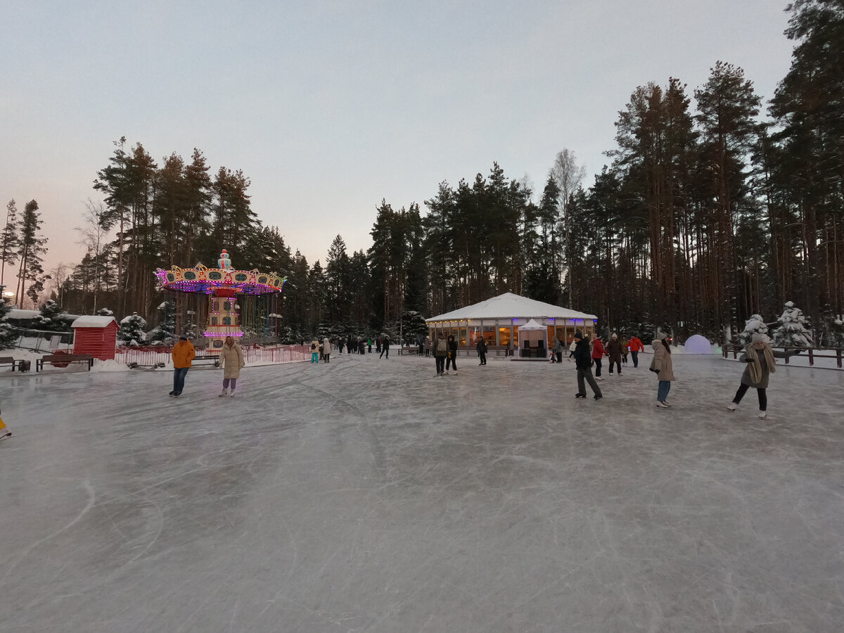 Площадка, куда мы выходим из раздевалки. Листайте дальше 👉