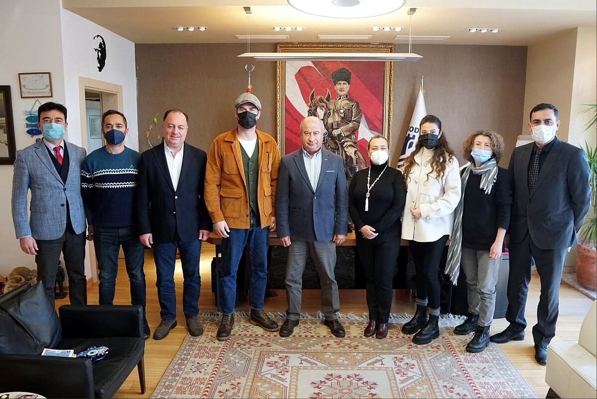 Кыванч Татлытуг, мэр - Ахмет Арас, Башак Дизер и члены общественной организации "Başka bir hayat diliyorum"