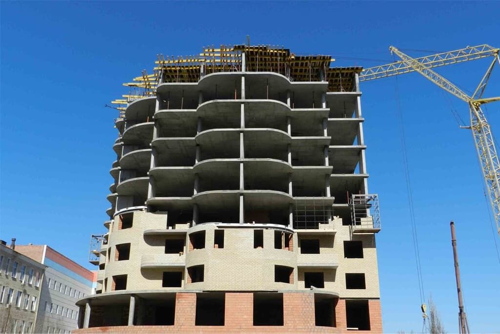 Преимущества и недостатки 🌃 монолитно-каркасных домов