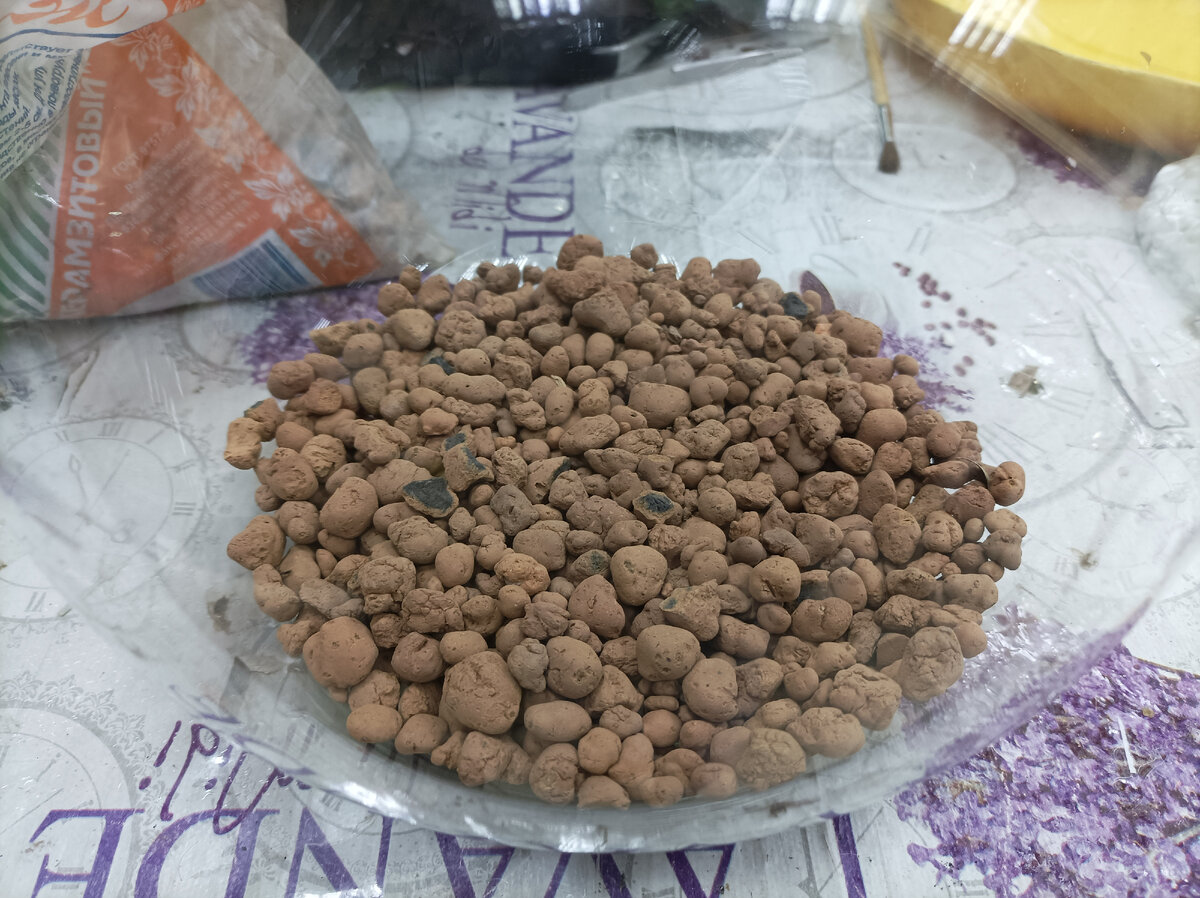 Я использовал керамзит мелкой фракции. Осторожно насыпаем рукой, чтобы не повредить стекло.