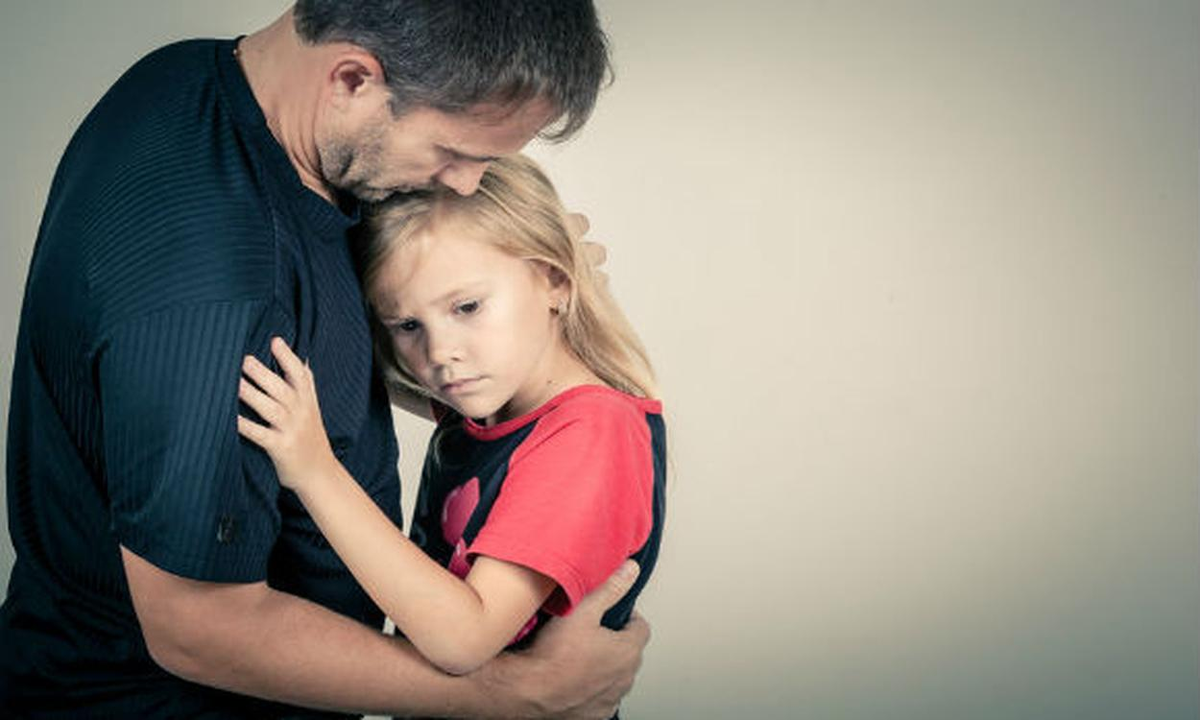 Отец и дочь. Девочка обнимает папу. Маленькая девочка обнимает папу. Дочка сопротивляется папе