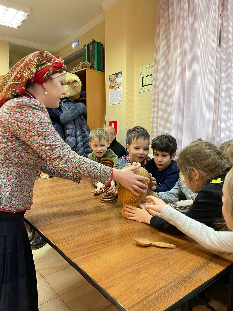 Как проходит масленица в школе. Школьная Масленица. Стол к Масленице в школе. Масленица в классе. 91 Школа Масленица.