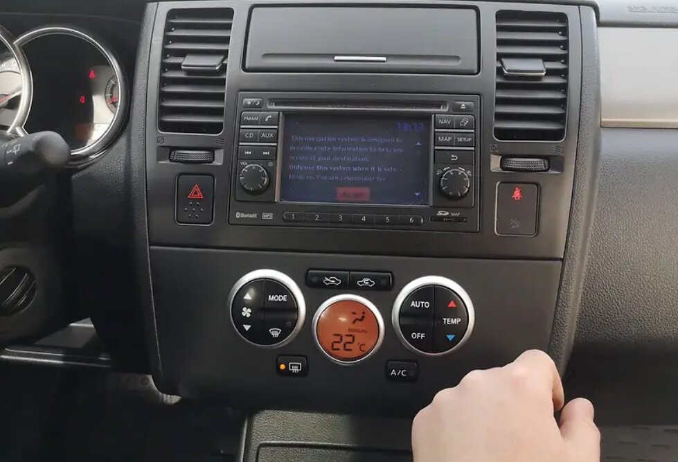 Центральная консоль оформлена оригинально.