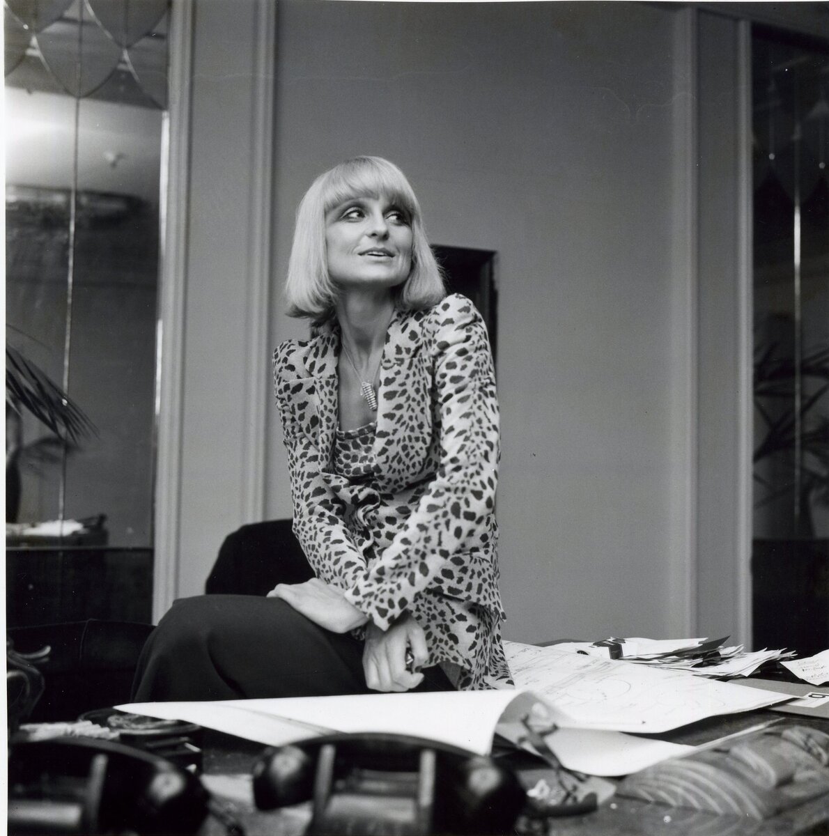 Барбара Хуланицки в своем офисе в 1970-х https://www.facebook.com/barbarahulanickidesign/photos/a.156544457710425/866422823389248