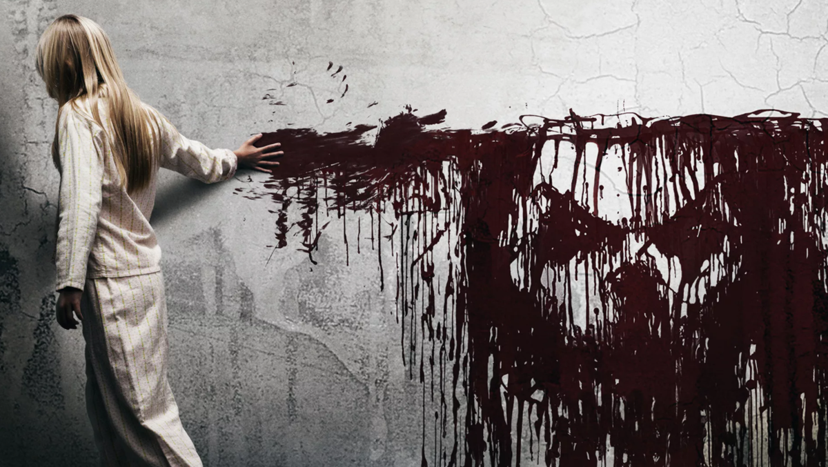 Этот фильм рассказывает об авторе детективных романов который вместе с семьёй переезжает в небольшой городок и селится в доме, где почти год назад произошла трагедия – были убиты все бывшие жильцы дома. Главный герой случайно находит видеозаписи, в которых и рассказывается что случилось со всеми членами семьи , но... не это все не так просто как может показаться вам на первый взгляд. Фильм привлек и заинтересовал как и новых зрителей, так и старых. Данный фильм также побил рекорд по сердце биению у зрителей (средний пульс — 86 ударов в минуту, пик — 133 удар в минуту)