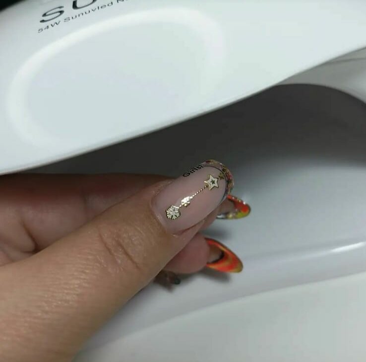 Топ – 5 причин почему жжёт в лампе.
 
Каждый раз.
 
Когда клиенты приходят ко мне на процедуру. Кладут руки в лампу. Звучит один и тот же вопрос: «А печь не будет?».
 
Ребятки, лампа – это не ад. Это теплица, которая рождает прочный маникюр. От 4 недель, например.
 
Но. Давайте разберёмся  из-за чего, всё-таки жжёт.
 
Итак. 
 
✅Слой гель-лака слишком толстый. 
 
Чем толще слой, тем больше материала на ногте. А, значит, больше частиц, отвечающих за полимеризацию. Они и приводят к большему выделению тепла.
 
✅Материал прозрачный. 
 
Я знаю, что жжёт топ или база, а не сам цветной гель-лак. Наоборот. В цветном гель-лаке есть пигмент. Который тормозит быстрое проникновение лучей сквозь материал. Реакция происходит медленнее и выделяется меньше тепла.
 
✅Лампа очень мощная. 
 
Чем сильнее лампа воздействует на материал, тем быстрее происходит реакция. Отсюда жжение. Важно соблюдать баланс. 36 Ватт вполне достаточно для ультрафиолетовой.
 
✅Ногтевая пластина истончена. 
 
Если перед покрытием ногтей  их сначала сняли. Неудачно. К примеру, перепилили. То можно почувствовать жжение чуть сильнее обычного. Ведь слой ногтя стал тоньше и восприимчивость капилляров под ним возросла.
 
✅Вы, чувствительный человек.
 
У каждого человека свой болевой порог. Который, кстати, часто меняется под влиянием гормонального фона.
 
Прошу вас, девчат!
 
Не терпите жутких ощущений в лампе.  Кричите мне сразу😀
 
Кто ещё не успел закупиться материалами перед  пилиловом?
 

И забирайте 12% скидку на любой продукт. По промокоду: XEKZ12.