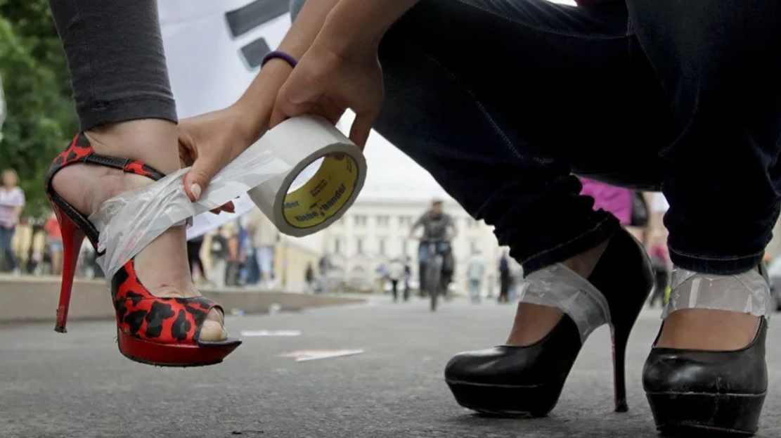 Girl and her shoes. Смешные девушки на каблуках. Ноги в туфлях на высоких каблуках. Стоптанные женские туфли. Женские ноги в обуви.