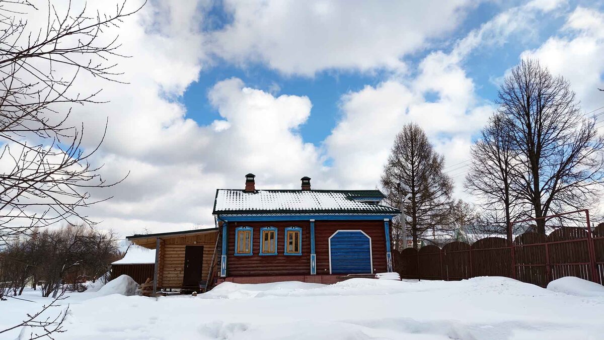 Наш деревенский дом. Обычная изба с небольшим пристроем.