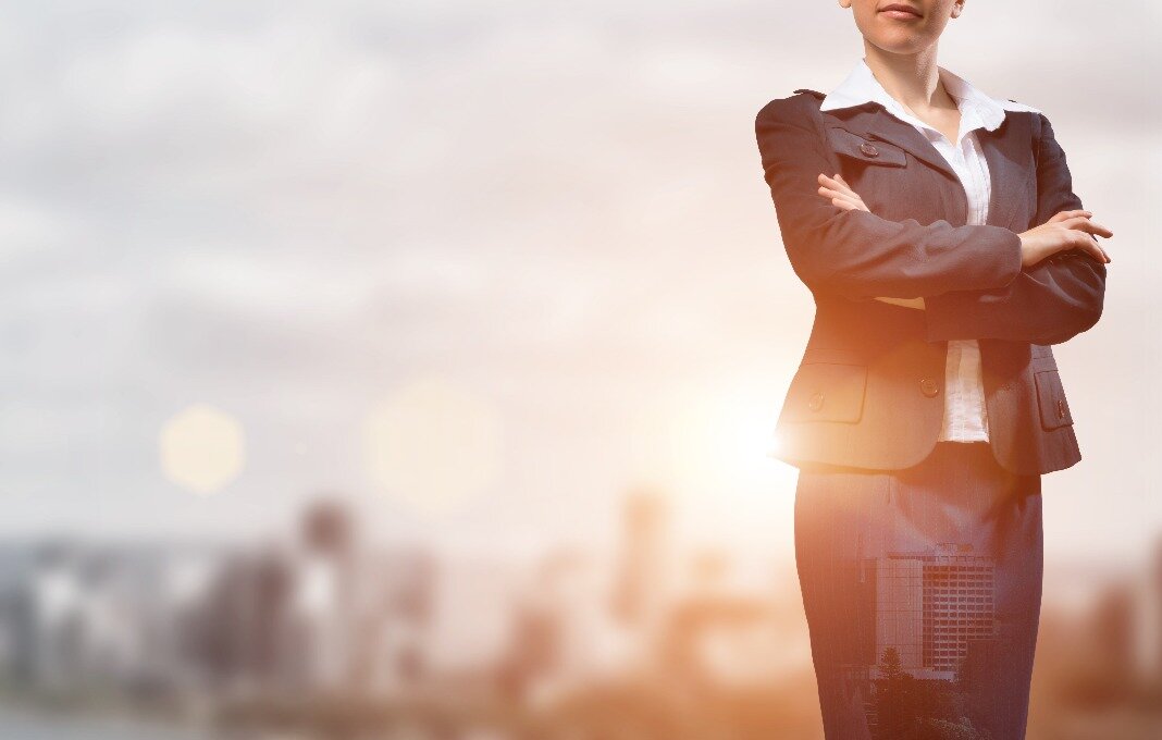 Деловая женщина, которая может выглядеть кроткой и податливой: Овен-Кот