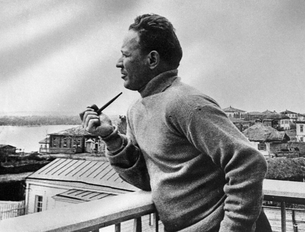 Михаил Шолохов на балконе своего дома в станице Вешенской, 1938 год. / Фото: РИА Новости 