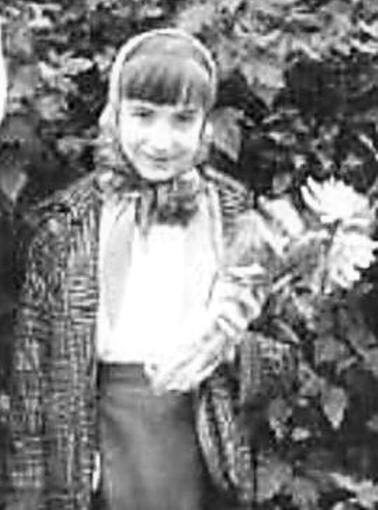 Это я уже иду в 4-й класс, 1 сент. 1976. В 3-м классе нет фотографий. 