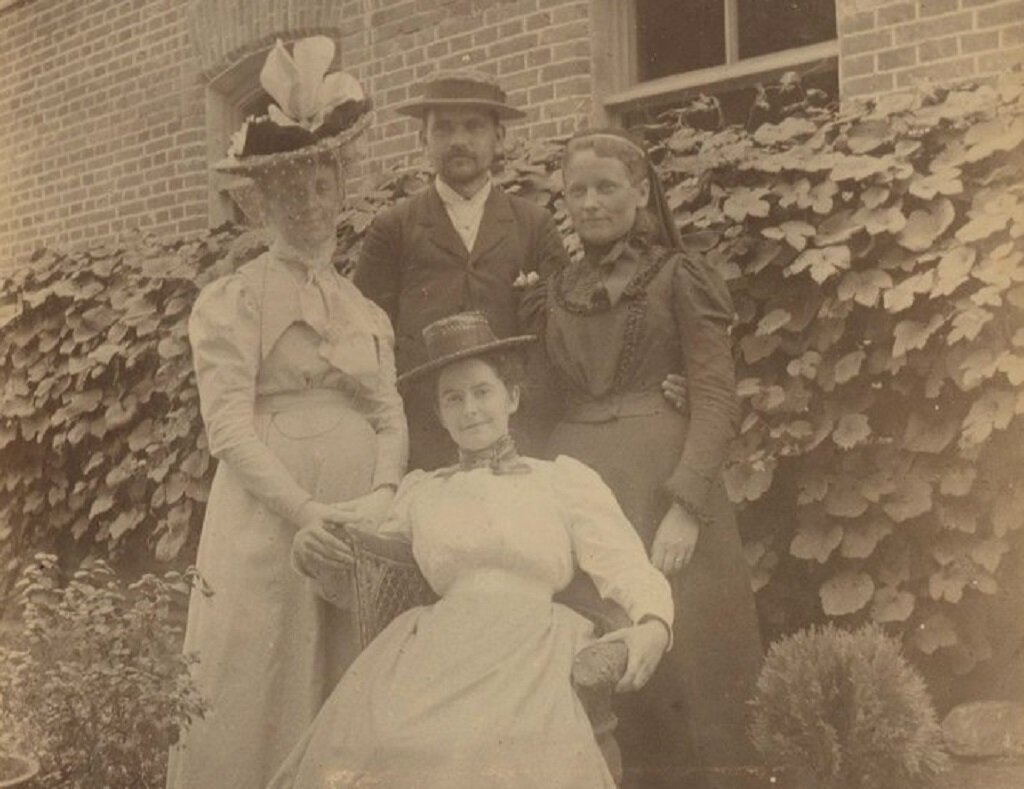 Семейное фото. В саду Дома Смита, Фредерик и Элеонора (сидит), 1899 г.