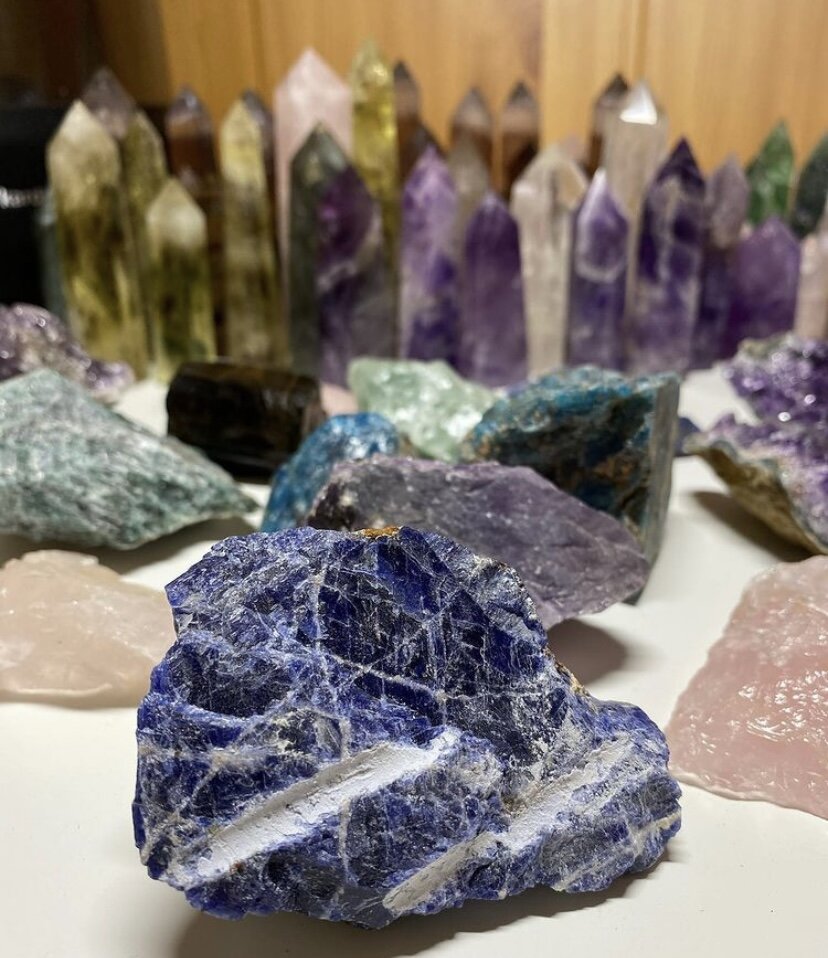 просто красивое фото наших минералов! на переднем плане содалит, розовые кварцы, аметист, апатиты :)