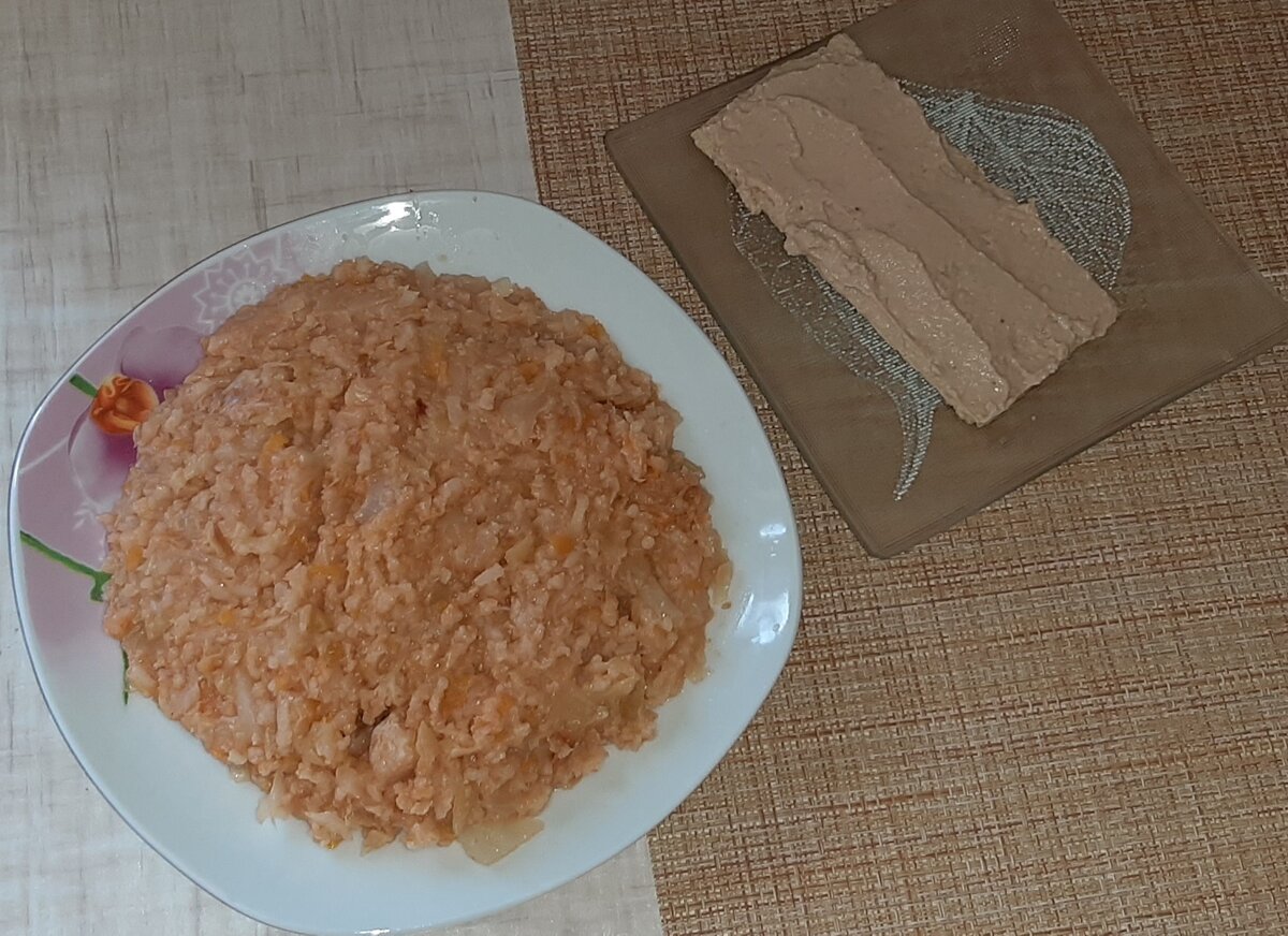 Мои очень ленивые голубцы: капуста, рис, мясо, лук, морковь и томатная паста. И кофе за кадром.